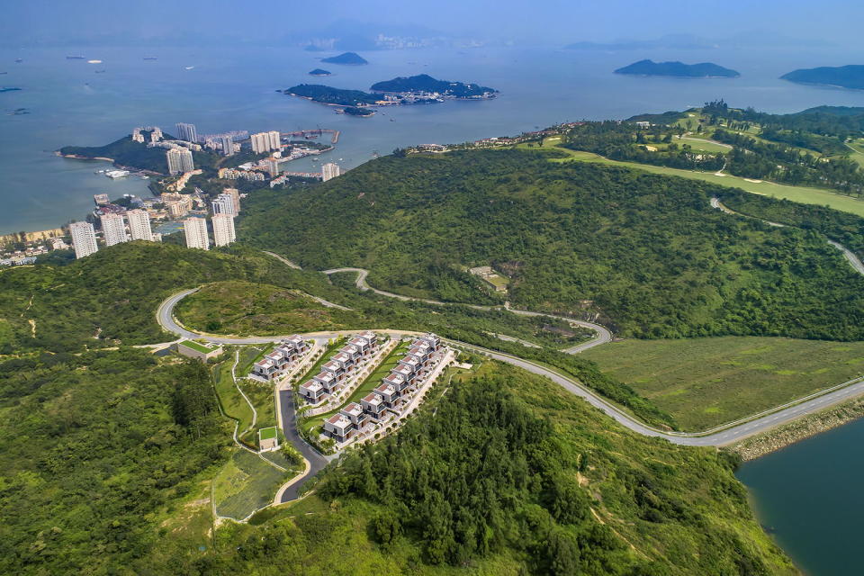 意峰鄰近愉景灣高爾夫球會及愉景灣水塘，坐擁翠綠山景及海景。