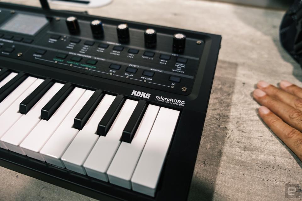 El logo en un Korg MicroKorg 2 negro en NAMM 2024.