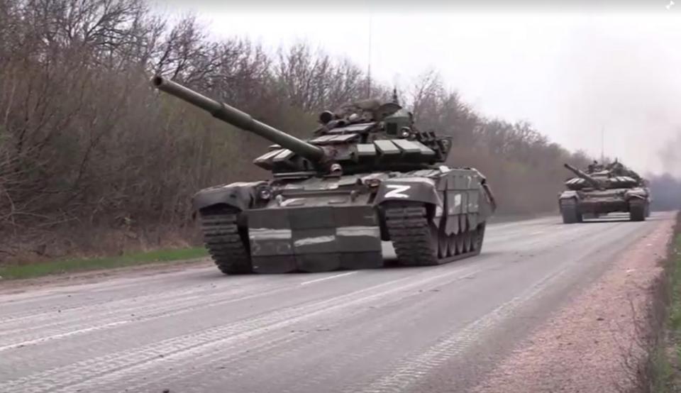 俄軍坦克被指出疑似壓過自家軍人。（圖／路透社）