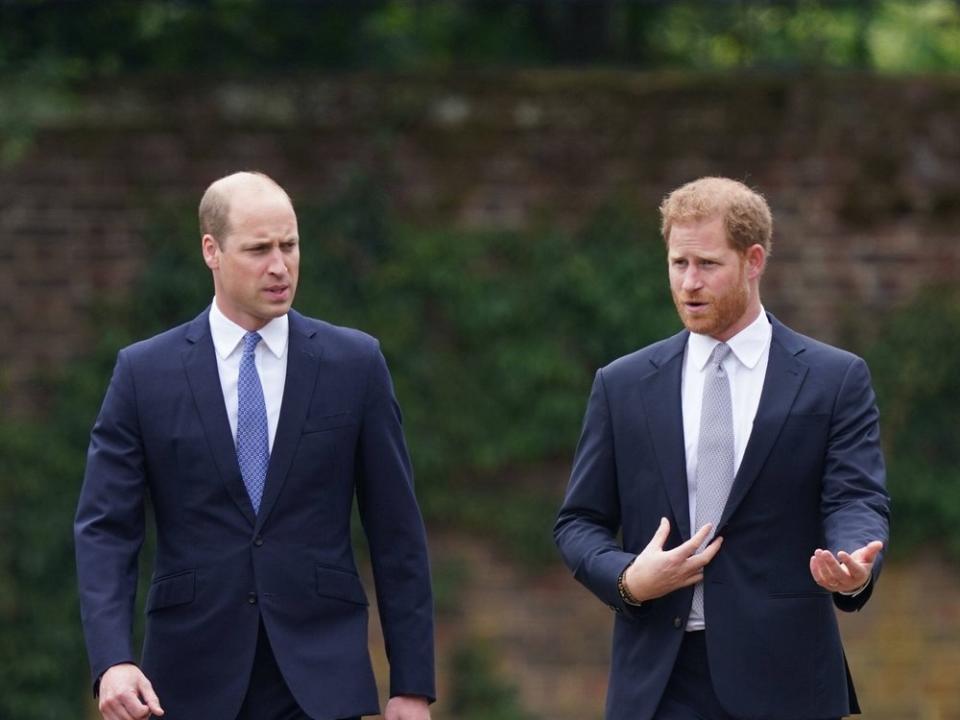 William und Harry bei der Enthüllung der Diana-Statue 2021 in London. (Bild: imago images/i Images)