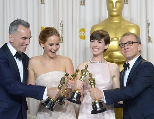 Sie sind die besten Schauspieler: Daniel Day-Lewis (v.l.), Jennifer Lawrence, Anne Hathaway, und Christoph Waltz posieren nach der Oscar-Gala für die Fotografen. Day-Lewis wurde als bester Hauptdarsteller geehrt ("Lincoln"), Lawrence ("Silver Linings Playbook") als beste Hauptdarstellerin. Für ihre Rolle in dem Filmmusical "Les Misérables" bekam die US-Schauspielerin Hathaway den Oscar für die beste Nebendarstellerin. Waltz holte für "Django Unchained" den Oscar als bester Nebendarsteller