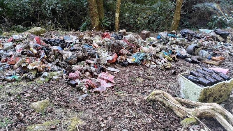 苗栗加里山推滿了巨量垃圾，成了「垃圾山」。（翻攝自林務局－森活情報站臉書）