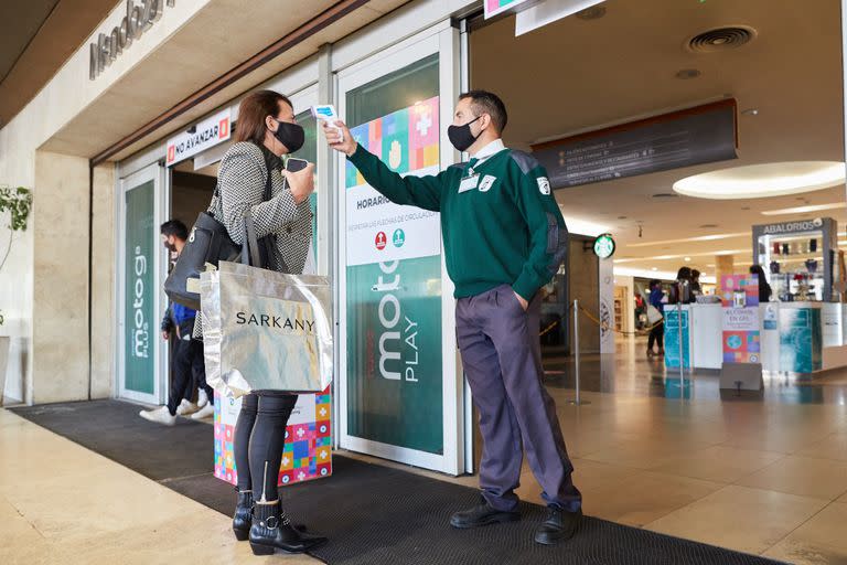 Los shoppings se encendieron con la apertura, con las medidas de control pertinentes. Varios clientes dijeron presente en el primer día, lo que genera expectativas en el sector, a pesar de las restricciones propias de la pandemia.