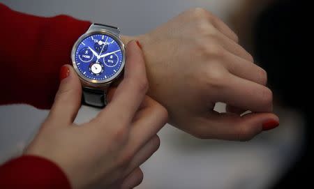 A hostess displays the Huawei Watch during the Mobile World Congress in Barcelona March 3, 2015. REUTERS/Gustau Nacarino
