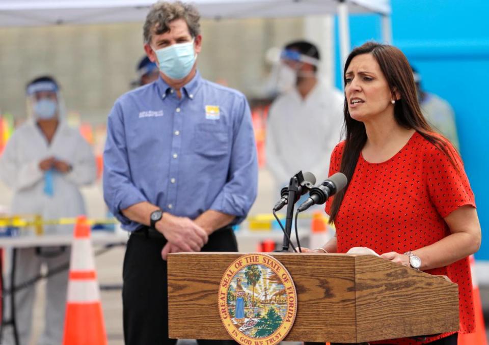 La vicegobernadora Jeanette Núñez habla con los medios de comunicación junto al gobernador de la Florida, Ron DeSantis, durante la conferencia de prensa para anunciar el laboratorio móvil de pruebas de anticuerpos de COVID-19 en el Hard Rock Stadium mientras la pandemia del nuevo coronavirus continúa el miércoles 6 de mayo de 2020, en Miami Gardens.