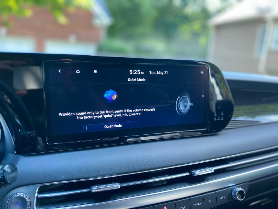The 12.3-inch touchscreen on the front dash of a Hyundai Palisade SUV shows its quiet mode function.