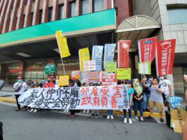 台灣移工聯盟（MENT）5月10日前往勞動部舉行「私人仲介不廢勞雇受害 跨境安全勞動政府負責」記者會。（圖／翻攝自TIWA臉書）