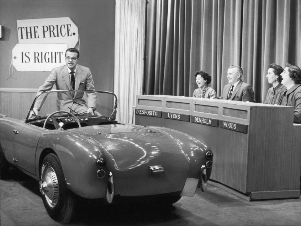 Bill Cullen hosts "The Price Is Right" in 1960.
