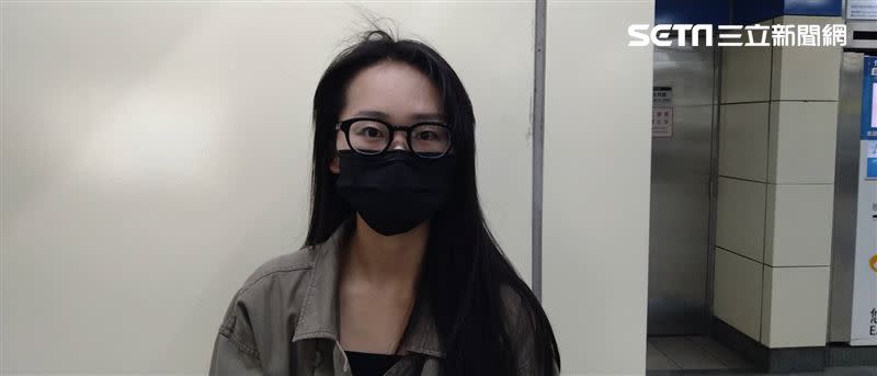 22歲蘇小姐就表示，由於目前確診的民眾還蠻多，搭乘大眾運輸還是會想再戴一下口罩（圖／記者黃仲丘攝影）