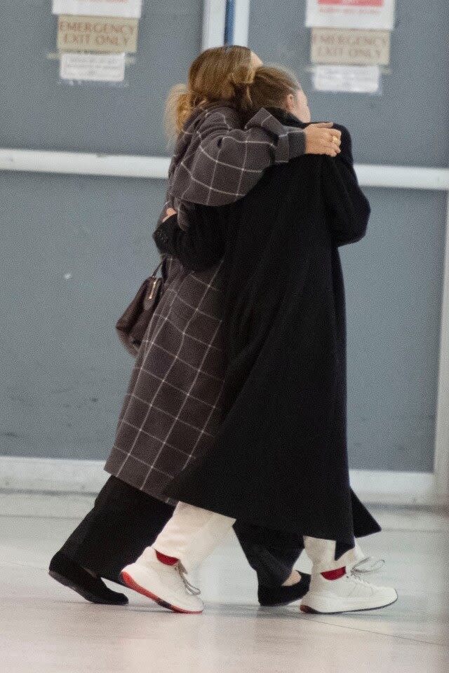 The famous sisters showed a rare display of affection at JFK airport.