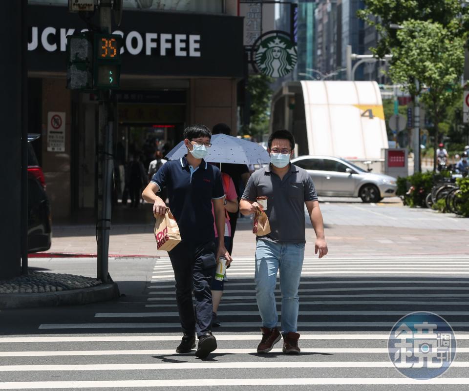 今（12）日全台大多數地區以晴到多雲為主。清晨至上午，中南部地區會有局部短暫陣雨或雷雨，下午則在大台北、宜花地區及其他山區出現局部短暫雷陣雨。