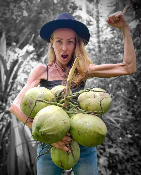 Zhanna con frutas exóticas