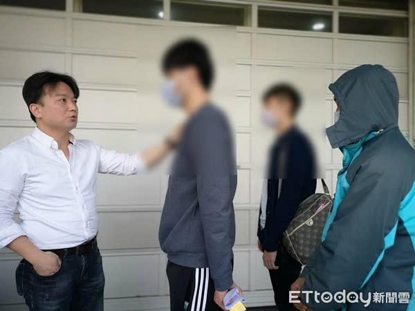 圖片說明：黃朝淵與被強銷簽下美容產品服務信貸分期契約的受害青年。(記者宋紹誠翻攝)