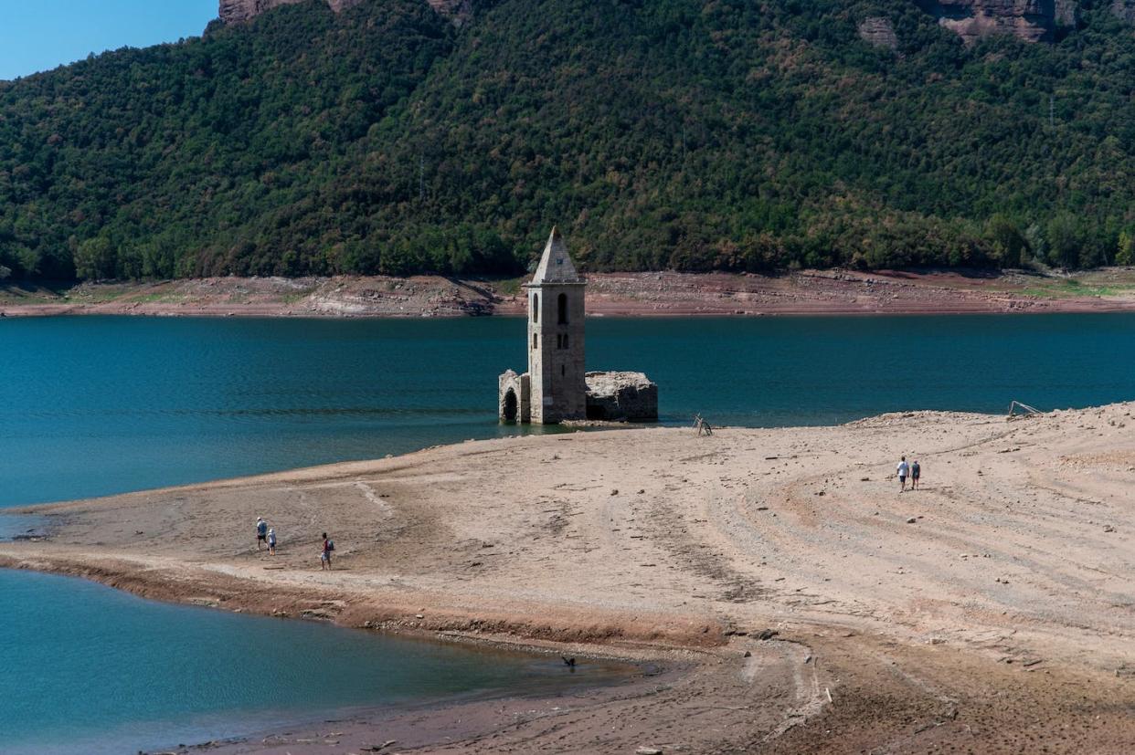 La iglesia del embalse de Sau, en Cataluña, emerge debido a la falta de precipitaciones. <a href="https://www.shutterstock.com/es/image-photo/drought-catalonia-sau-reservoir-near-barcelona-2188523945" rel="nofollow noopener" target="_blank" data-ylk="slk:Lorena Sopena / Shutterstock;elm:context_link;itc:0;sec:content-canvas" class="link ">Lorena Sopena / Shutterstock</a>