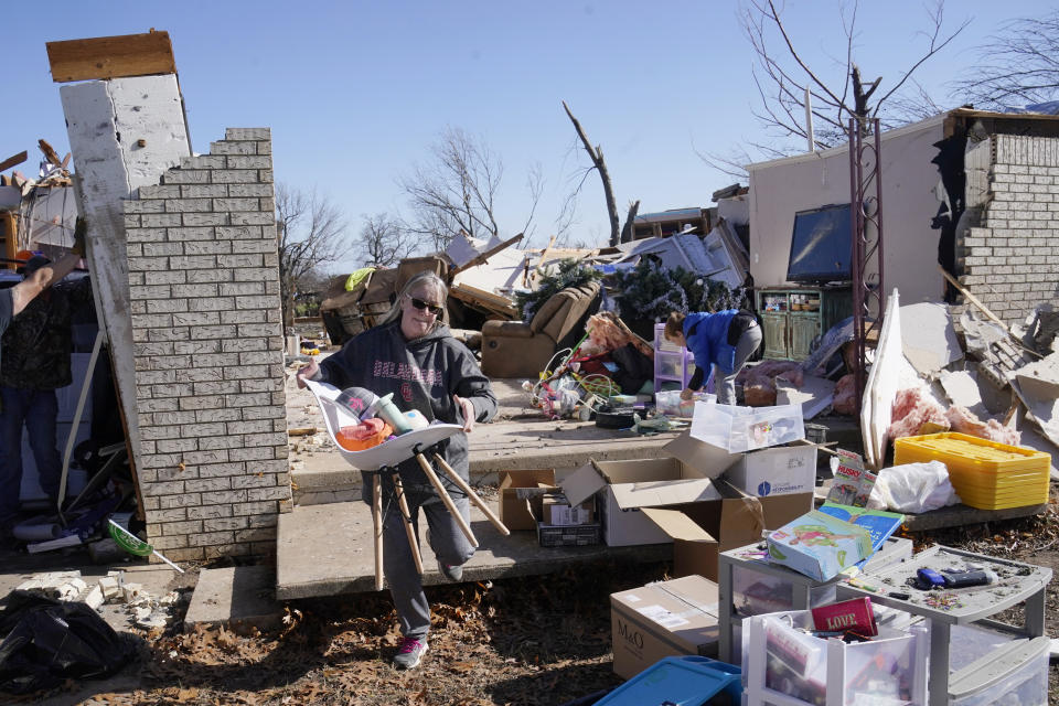 Belinda Penner toma sus pertenencias de la casa de un familiar, que quedó destrozada tras un tornado, el martes 13 de diciembre de 2022, en Wayne, Oklahoma. (AP Foto/Sue Ogrocki)