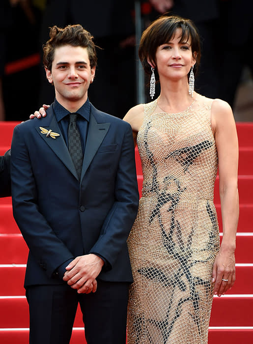 2015 – Lors de la 68ème édition du Festival de Cannes, Sophie Marceau était membre du jury tout comme Xavier Dolan avec qui elle pose. Elle a montré une fois de plus qu’elle a du goût niveau mode grâce à sa robe filet signée Armani.