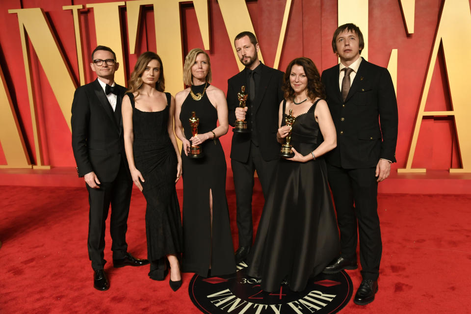 Derl McCrudden, from left, Vasilisa Stepanenko, Michelle Mizner, Mstyslav Chernov, Raney Aronson-Rath, and Evgeniy Maloletka arrive at the Vanity Fair Oscar Party on Sunday, March 10, 2024, at the Wallis Annenberg Center for the Performing Arts in Beverly Hills, Calif. (Photo by Evan Agostini/Invision/AP)