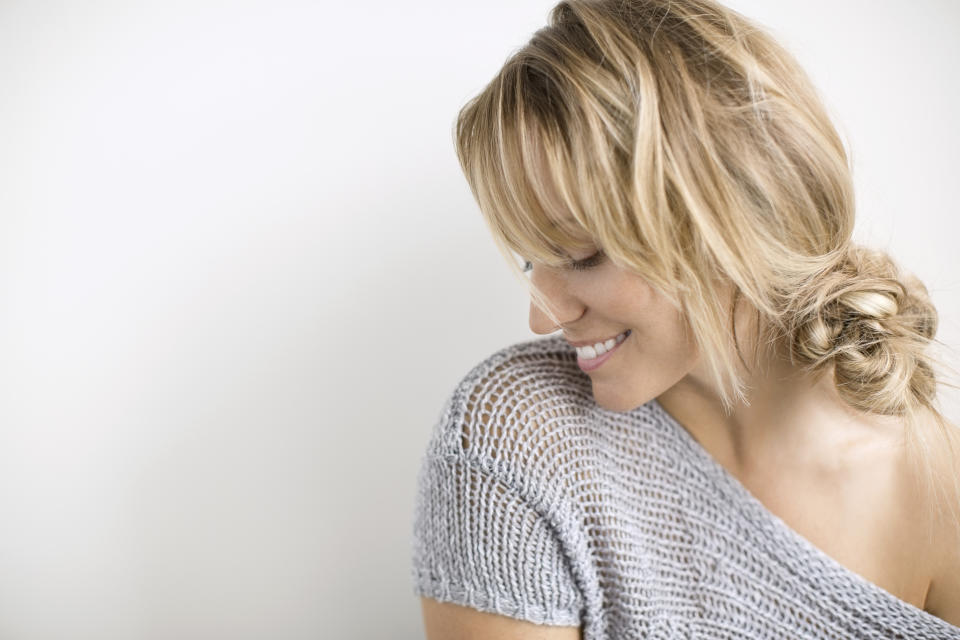 Mit luftgetrockneten Haaren lässt sich eine prima Undone-Frisur zaubern. Zum Beispiel einfach die Haare locker am Hinterkopf zusammenknoten. (Bild: Getty Images)