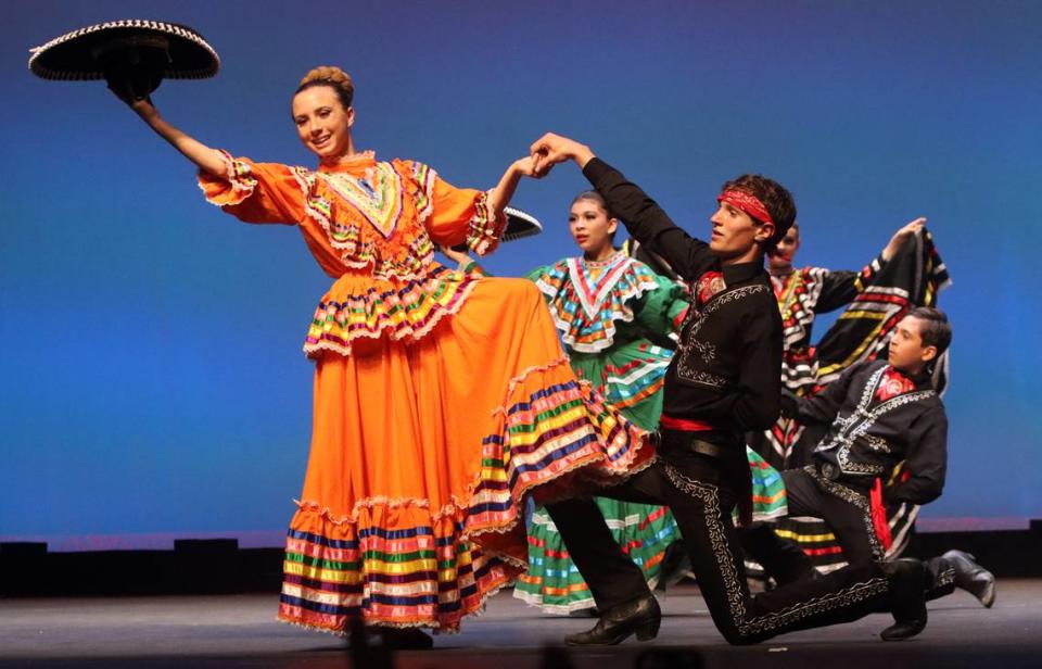 Vaqueros de Laton High presentaron bailes de Jalisco en el espectáculo México Mágico en Roosevelt High School el 24 de marzo de 2024. El evento fue organizado por Danza Alianza y Teocalli Cultural Academy. JUAN ESPARZA LOERA/jesparza@vidaenelvalle.com