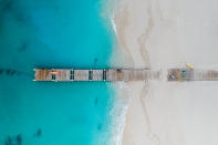 <p>Sus 13 millas de largo (casi 21 km) la hacen una de las mejores playas de las Islas Turcas y Caicos, según la revista<em> <a rel="nofollow noopener" href="https://www.travelandleisure.com/travel-guide/providenciales/things-to-do/grace-bay-beach" target="_blank" data-ylk="slk:Travel & Leisure;elm:context_link;itc:0;sec:content-canvas" class="link ">Travel & Leisure</a></em>. Foto: JoaoBarcelos / Getty Images </p>