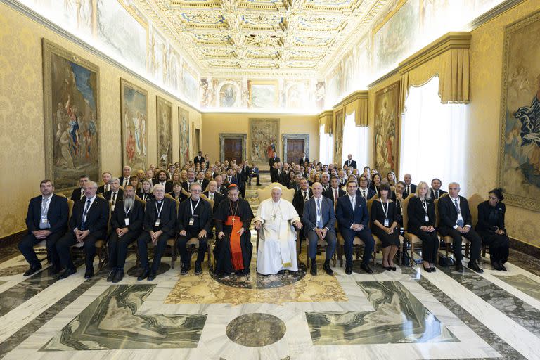 León Giego le cantó "Solo le pido a Dios" al Papa Francisco en el Vaticano