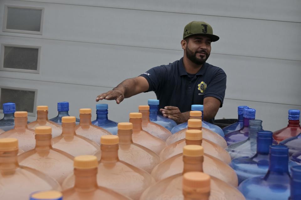 Un hombre reparte botellones de agua en la sección Santa Fe de Tijuana, México, el viernes 12 de mayo de 2023. Siendo una de las últimas ciudades río abajo que recibe agua del cada vez más reducido río Colorado, Tijuana enfrenta una crisis de agua impulsada también por una infraestructura obsoleta e ineficiente y gobiernos sucesivos que han hecho poco para preparar a la ciudad para la disminución del agua en la región. (AP Foto/Carlos A. Moreno)