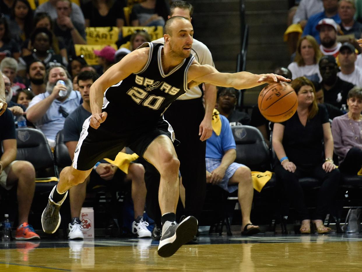 El argentino Manu Ginóbili, #20 de San Antonio Spurs, procura la pelota en el primer tiempo del cuarto juego de la ronda de playoffs de la NBA ante los Grizzlies de Memphis, en Memphis, Tennesse, el 24 de abril de 2016. (GETTY IMAGES NORTH AMERICA/AFP | Frederick Breedon)