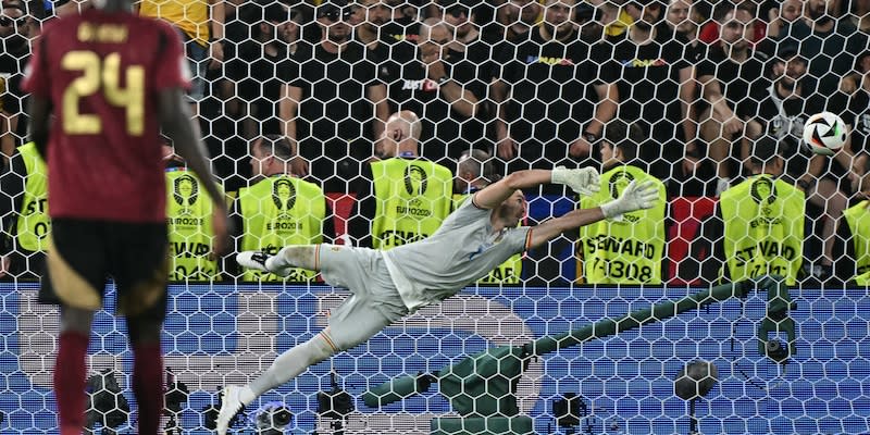 Rumäniens Nationalkeeper Florin Nita muss im Spiel gegen Belgien zweimal hinter sich greifen<span class="copyright">AFP via Getty Images</span>