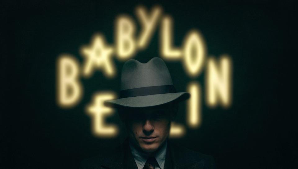 Spätestens seit "Babylon Berlin" (Bild), "Dark" und "4 Blocks" (Bild) ist klar: Die deutsche Serie ist international absolut konkurrenzfähig. Oft auch ohne, dass wir es wissen. Denn unter Titeln wie "Family Mix" oder "Le Destin de Lisa" machen erstaunlich viele deutsche Fernsehserien weltweit Furore. Sehen Sie hier, welche TV-Hits "Made in Germany" zum Exportschlager wurden. (Bild: ARD Degeto/X-Filme/Beta Film/Sky Deutschland/Frédéric Batier)