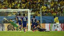 Colombia's Jackson Martinez (R) shoots and scores his team's third goal past Japan's goalkeeper Eiji Kawashima (L) during their 2014 World Cup Group C soccer match at the Pantanal arena in Cuiaba June 24, 2014. REUTERS/Dylan Martinez (BRAZIL - Tags: SOCCER SPORT WORLD CUP)