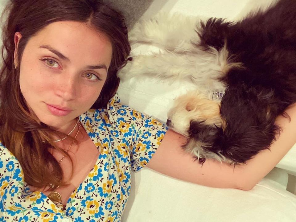 Ana de Armas lució este vestido floral el pasado 10 de agosto en una publicación de Instagram. Se trata de una creación de HVN, firma de la diseñadora, DJ y modelo Harley Viera-Newton. La instantánea de la intérprete ya ha superado el medio millón de<em> likes</em> en 24 horas. (Foto: Instagram / <a href="https://www.instagram.com/p/CDsp06YjqQY/" rel="nofollow noopener" target="_blank" data-ylk="slk:@ana_d_armas;elm:context_link;itc:0;sec:content-canvas" class="link ">@ana_d_armas</a>)