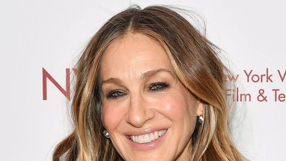 Sarah Jessica Parker poses with her balayage blonde hair at an awards ceremony