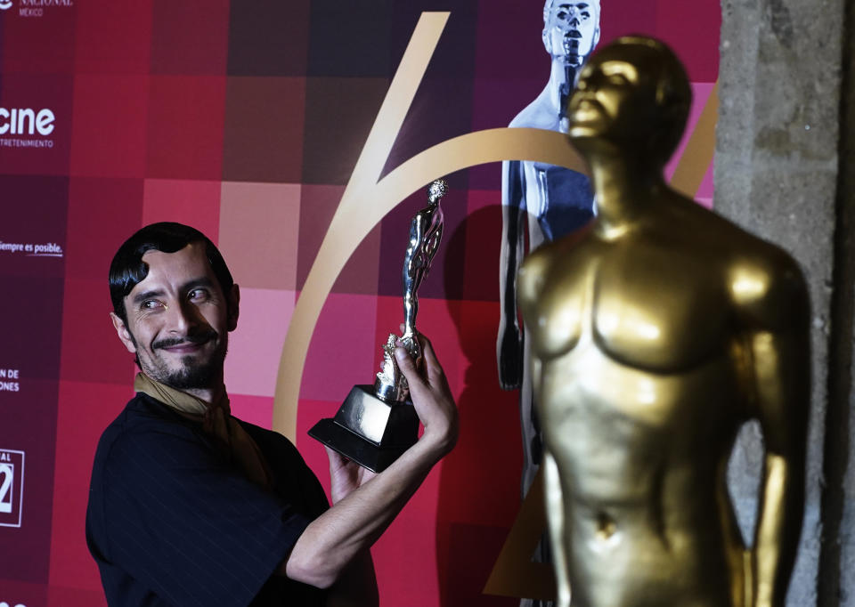 Raúl Briones con su premio a mejor actor por "Una película de policías" en la 64a entrega del Premio Ariel en la Ciudad de México el 11 de octubre de 2022. (Foto AP/Marco Ugarte)