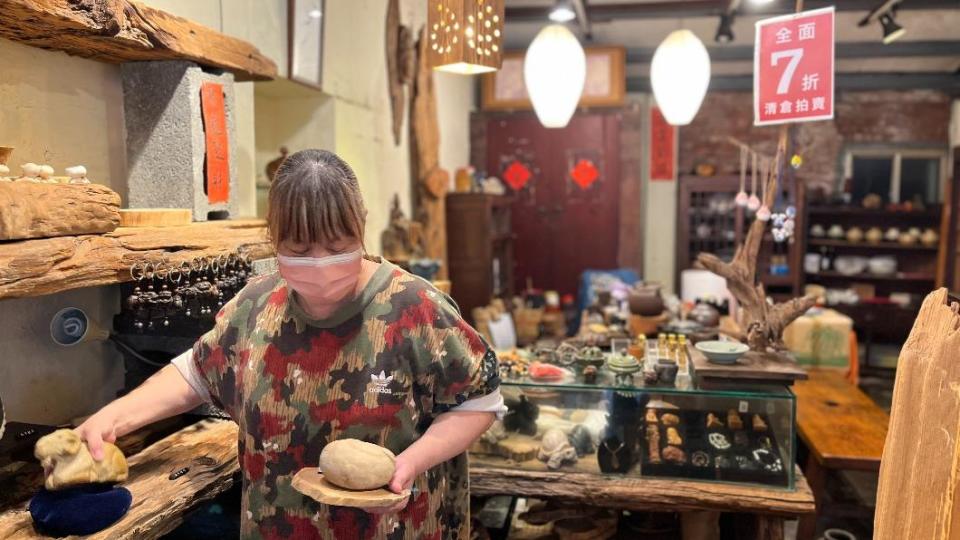 九份藝品店「石話」老闆娘吳美齡在九份開店將近20年，疫情重創生意，決定結束營業提早退休。（圖／TVBS）