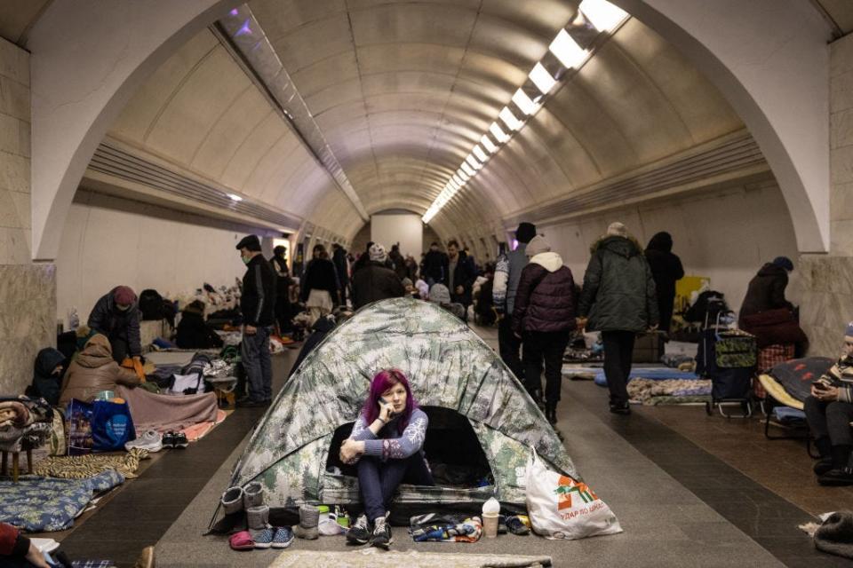 KYIV, UKRAINE - MARCH 02: A woman sits in a tent as people take   shelter in the Dorohozhychi subway station which has has been turned into a bomb shelter on March 02, 2022 in Kyiv, Ukraine.  Russian forces continued their advance on the Ukrainian capital for the seventh day as the country's invasion of its western neighbour goes on. Intense battles are also being waged over Ukraine's other major cities. (Photo by Chris McGrath/Getty Images)