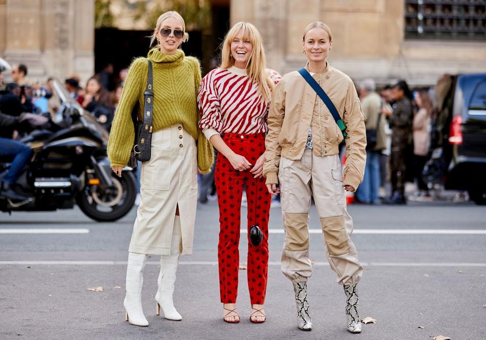 Zara est le repère fashion pour toutes les modeuses . Son e-shop, ses nouvelles collections dans l’air du temps, et ses petits prix font de la marque espagnole l’une des plus populaires dans le monde. Et quand une pièce tendance se démarque, c’est toute la sphère mode qui tremble. Vous avez sûrement dû le remarquer, mais depuis quelques semaines une veste Zara tire son épingle du jeu. C’est bien simple, pas une seule journée sans qu’on ne la croise dans la rue. Preuve de sa popularité, les influenceuses du monde entier ne la quittent plus. Pourquoi on l’adore ? Pièce oversize en laine recyclée, elle surfe sur la tendance du loungewear sans faire l’impasse sur le style. Mieux encore, cette veste s’offre la couleur du moment : le lilas. Une nuance de violet tendance depuis plusieurs saisons déjà. Sur les podiums ou dans la rue, le lilas, le parme ou encore le mauve opèrent un retour remarqué. Ce nouvel objet du désir signé Zara a donc tout bon !