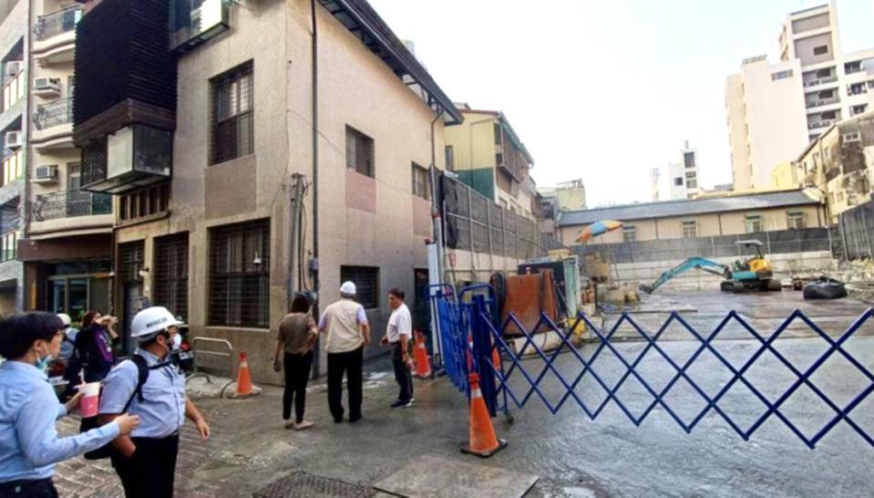 台南市北區北華街1處建築工地開挖造成鄰近住宅傾斜。（圖／翻攝畫面）