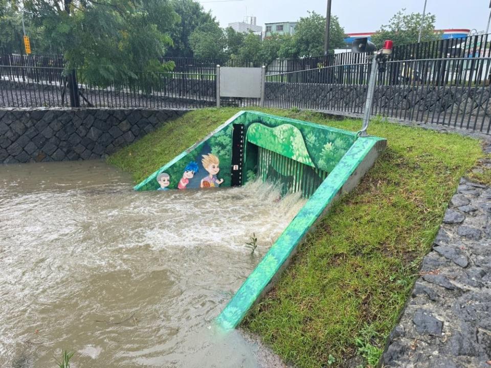 《圖說》壽德公園滯洪池15日下午進流箱涵進水中。〈水利局提供〉