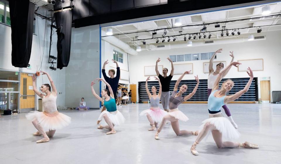 Los bailarines de MCB ensayando “Divertimento No. 15”, coreografía de George Balanchine. 