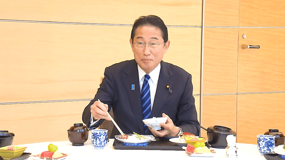 岸田文雄邀請官員一同享用日本生魚片定食。（翻攝自日本首相官邸臉書）