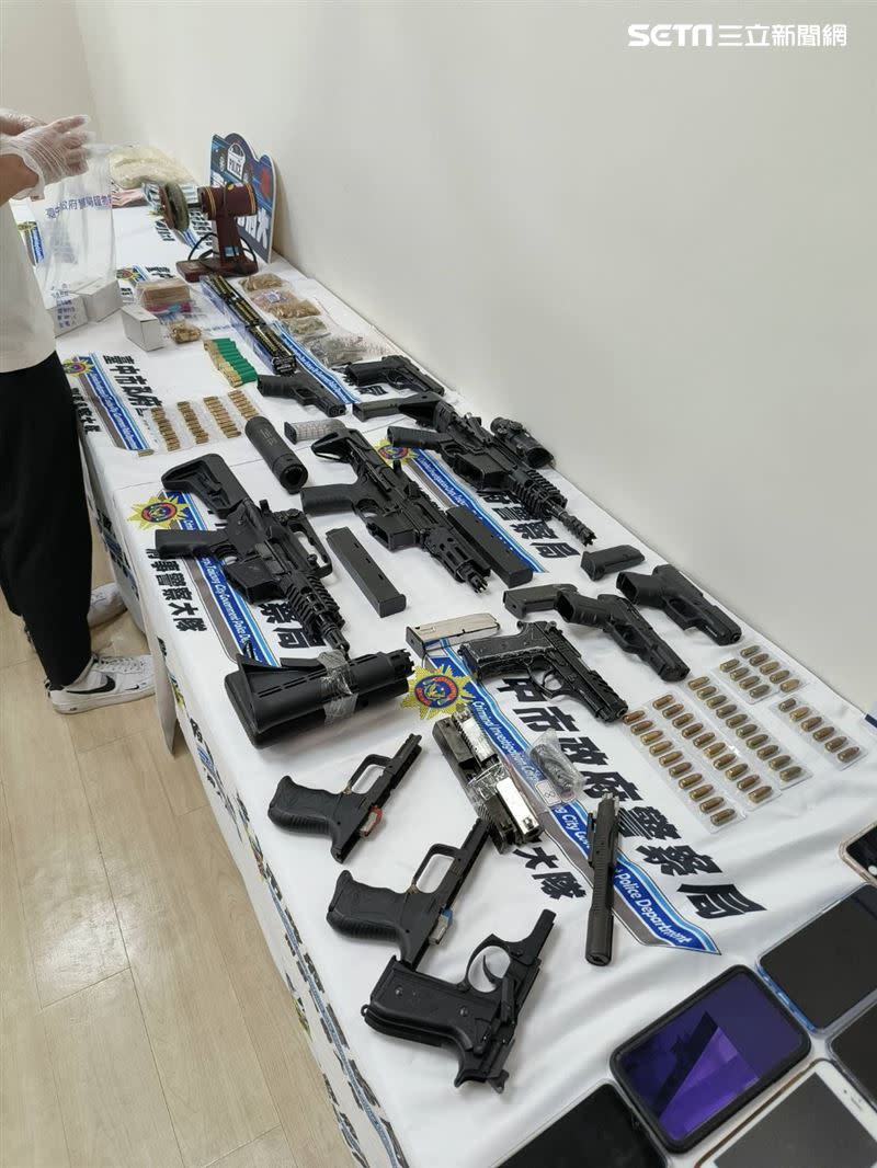 警方在大雅區處貨櫃，搜出大量槍枝、子彈及改造工具，宛如小型軍火庫。（圖／翻攝畫面）