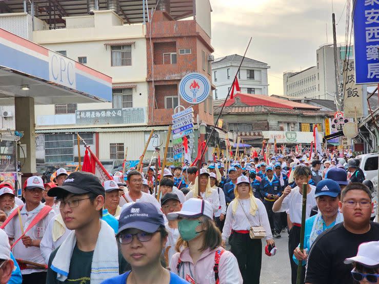 羅漢門迎佛祖隊伍浩浩蕩蕩數百人，讓旗山整個都動了起來。（記者湯茗富攝）