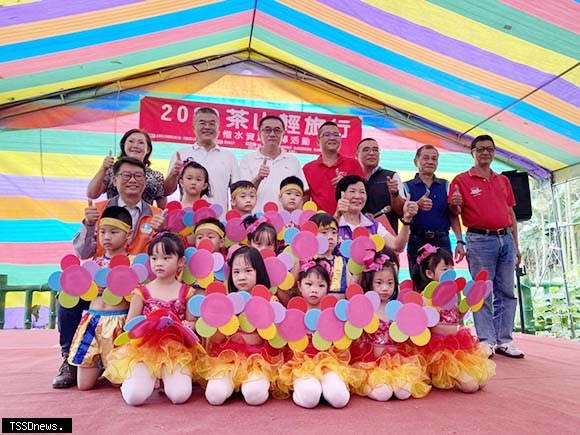鹿谷鄉公所「茶山輕旅行」活動在麒麟潭畔有可愛的小朋友表演，將活動推上最高潮。(記者蔡榮宗攝)