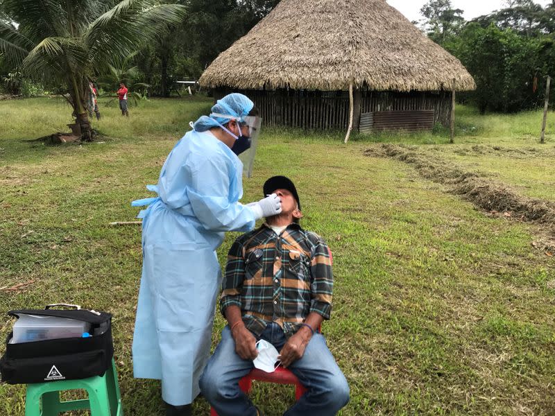 IMAGEN DE ARCHIVO. Un miembro de la Nación Siekopai de la Comunidad Wa'iya se analiza para detectar anticuerpos de la enfermedad por coronavirus (COVID-19), en los territorios de la Nación Siekopai en Sucumbios, Ecuador