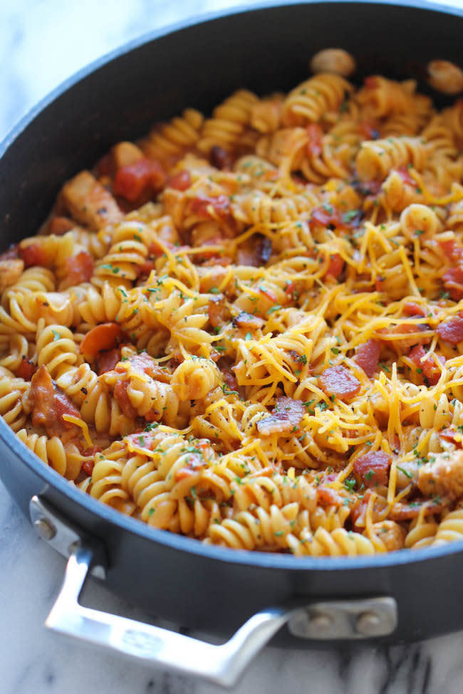 <strong>자세한 레시피는 <a href="http://damndelicious.net/2014/06/27/one-pot-bbq-chicken-pasta/" target="_blank">여기를 클릭!</a> from Damn Delicious</strong>