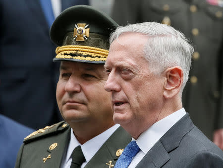 U.S. Secretary of Defense James Mattis (R) and Ukraine's Defence Minister Stepan Poltorak attend a welcoming ceremony in Kiev, Ukraine August 24, 2017. REUTERS/Gleb Garanich