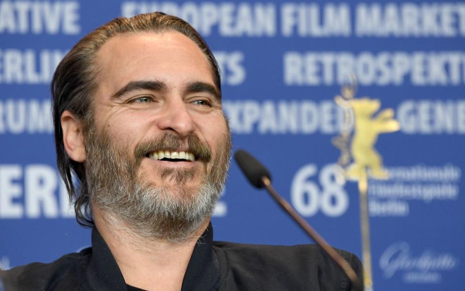 Schauspieler Joaquin Phoenix soll mit sage und schreibe drei Jahren zum Veganer geworden sein. Für ihn ist der Verzicht auf tierische Produkte somit völlig normal. Auch während der Dreharbeiten und am Set besteht er auf vegane Lebensmittel und Kostüme, die frei sind von Leder, Pelz oder anderen tierischen Erzeugnissen. (Bild: Pascal Le Segretain/Getty Images)