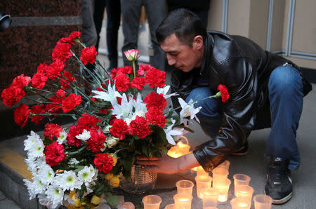 A man leaves flowers during a memorial service for victims of a blast in St.Petersburg metro, outside Sennaya Ploshchad metro station in St. Petersburg, Russia April 3, 2017. REUTERS/Igor Russak FOR EDITORIAL USE ONLY. NO RESALES. NO ARCHIVES.