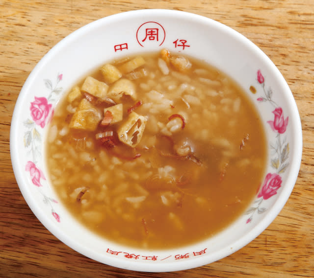 肉粥15元／以熬煮生米而成，粒粒分明，湯頭爽口。