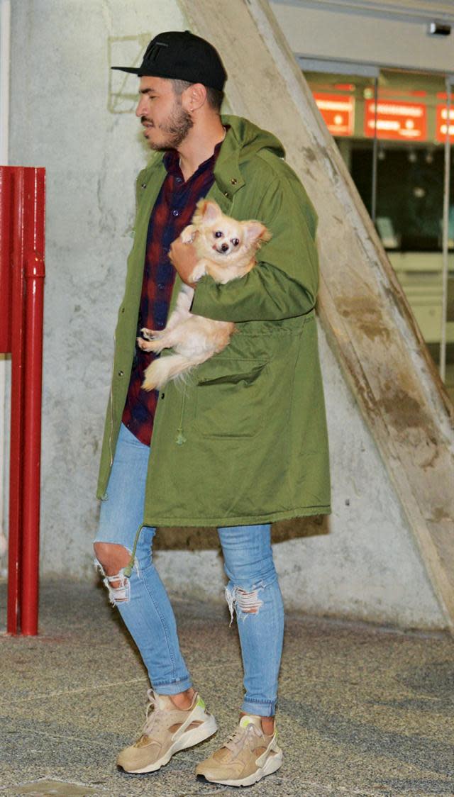 El flamante novio de Mica, con su perrito. Foto: Revista ¡Hola!